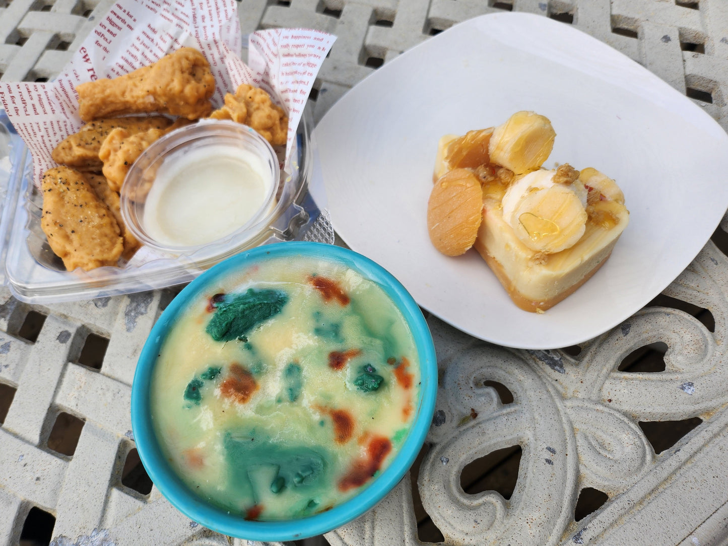 Chicken , Broccoli , Banana pudding plate .
