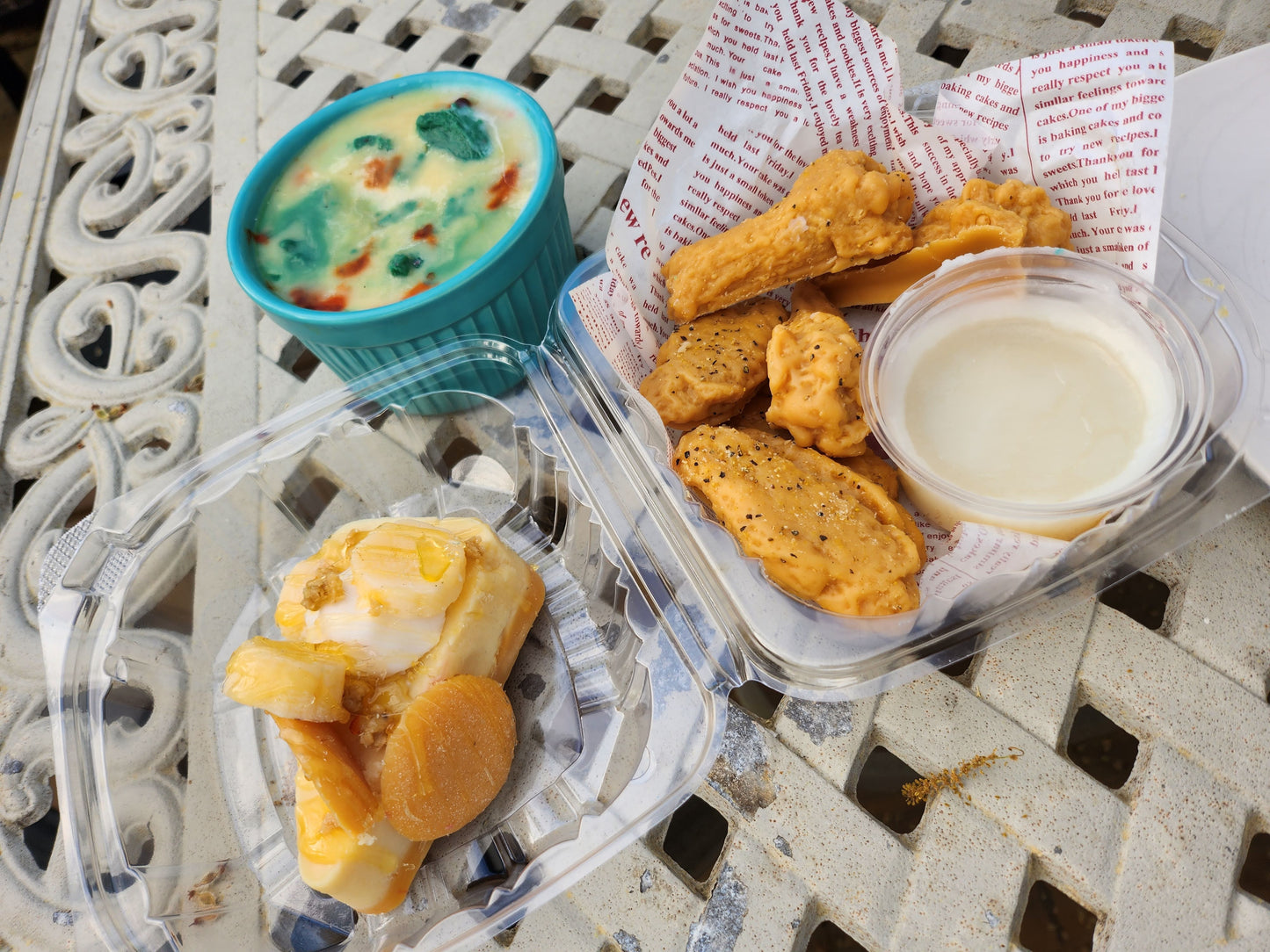 Chicken , Broccoli , Banana pudding plate .
