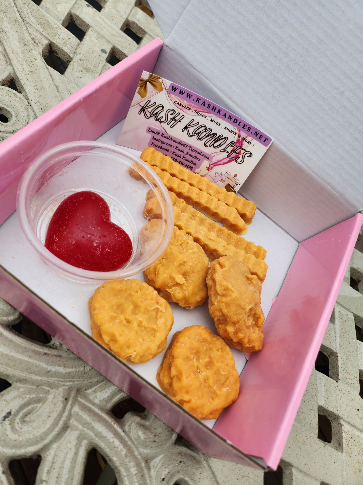 Chicken nuggets & fries with ketchup
